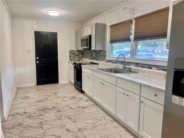 1521 N OHenry Boulevard, Greensboro, NC 27405