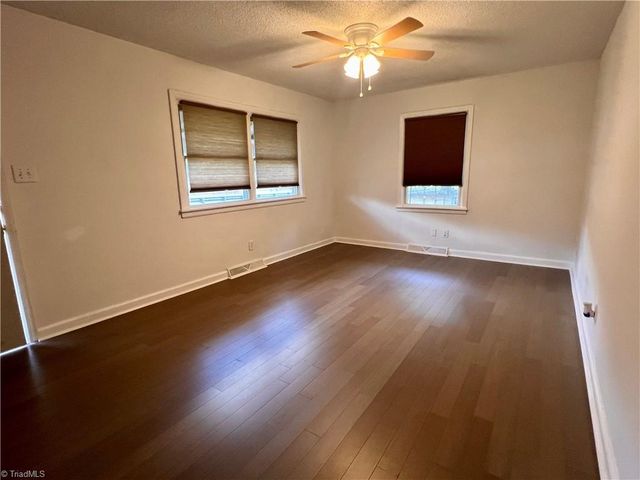 1521 N OHenry Boulevard, Greensboro, NC 27405