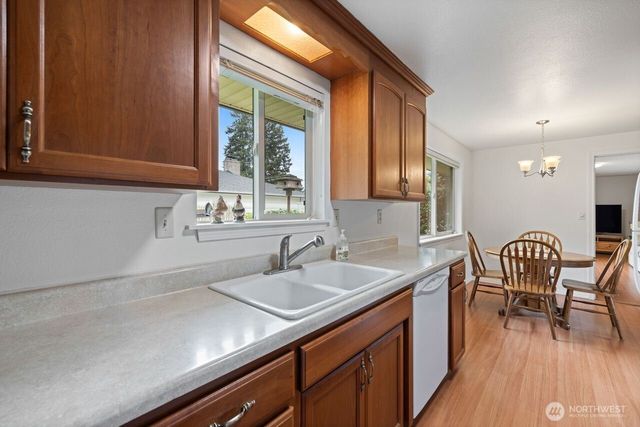 1127 12th Avenue SE, Puyallup, WA 98372