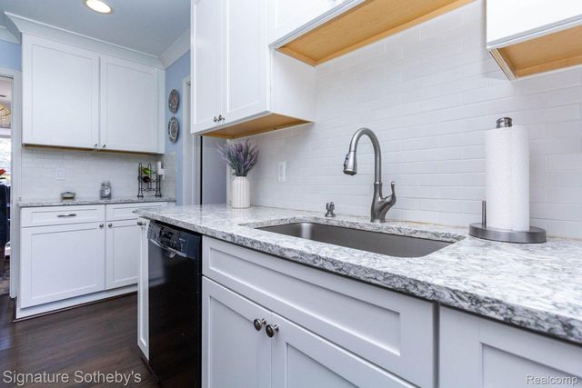 21890 Hampton Street, Beverly Hills Village, MI 48025