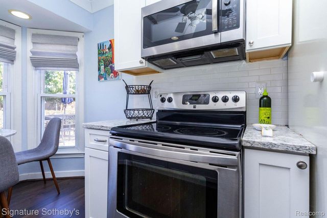 21890 Hampton Street, Beverly Hills Village, MI 48025