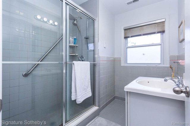 21890 Hampton Street, Beverly Hills Village, MI 48025