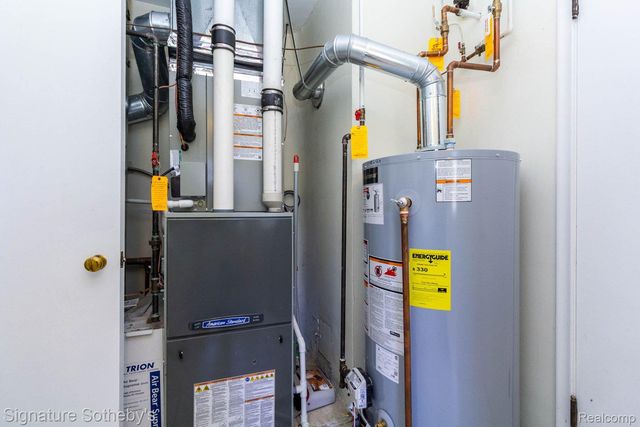 21890 Hampton Street, Beverly Hills Village, MI 48025