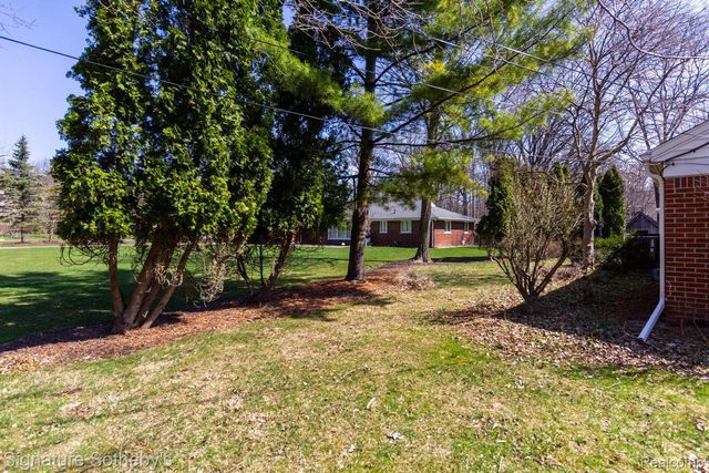 21890 Hampton Street, Beverly Hills Village, MI 48025