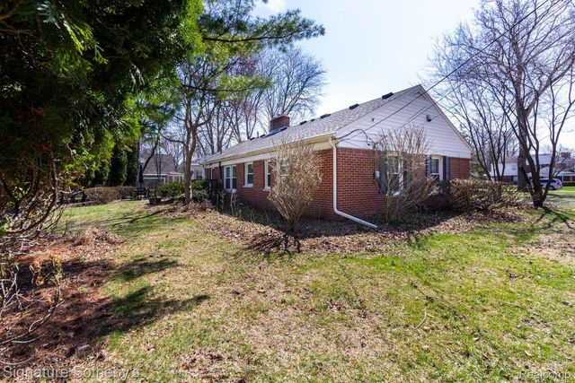 21890 Hampton Street, Beverly Hills Village, MI 48025