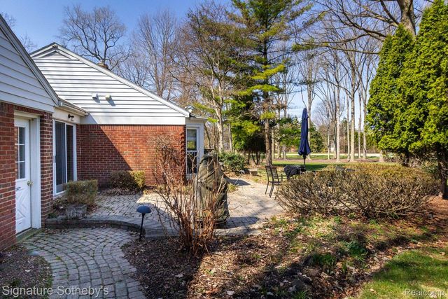 21890 Hampton Street, Beverly Hills Village, MI 48025