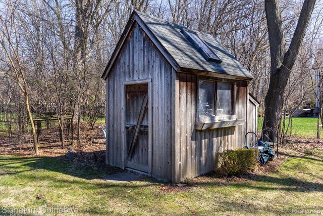 21890 Hampton Street, Beverly Hills Village, MI 48025