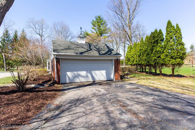 21890 Hampton Street, Beverly Hills Village, MI 48025