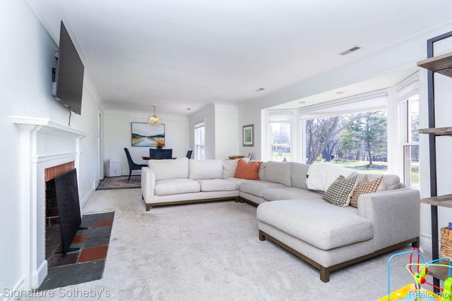 21890 Hampton Street, Beverly Hills Village, MI 48025