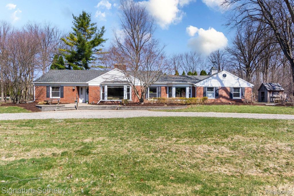 21890 Hampton Street, Beverly Hills Village, MI 48025