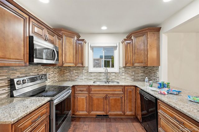 50576 Commons Drive, Macomb Township, MI 48042
