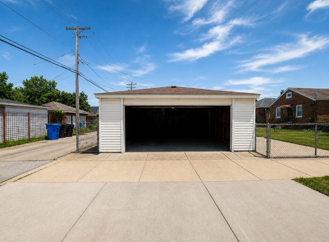 9801 S Drexel Avenue, Chicago, IL 60628
