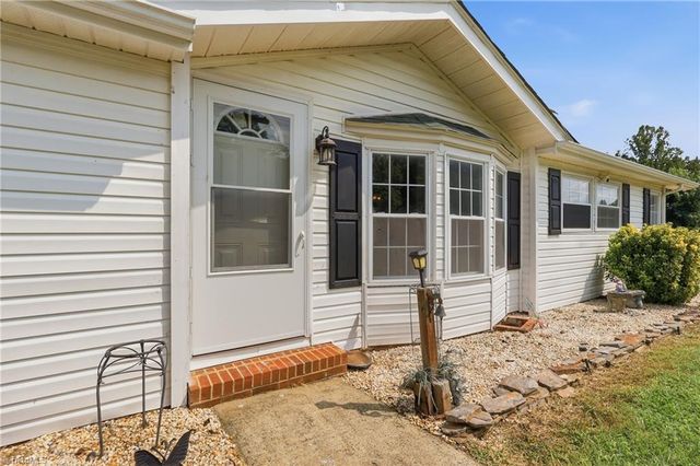 3028 Quaker Church Road, Pinnacle, NC 27043