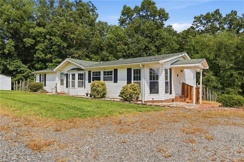 3028 Quaker Church Road, Pinnacle, NC 27043