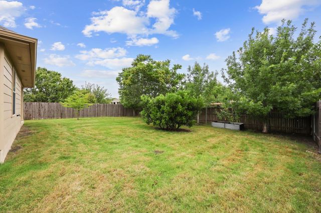 221 Foxglove DR, Hutto, TX 78634
