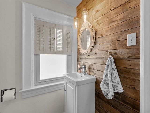 711 N 10th STREET, Manitowoc, WI 54220