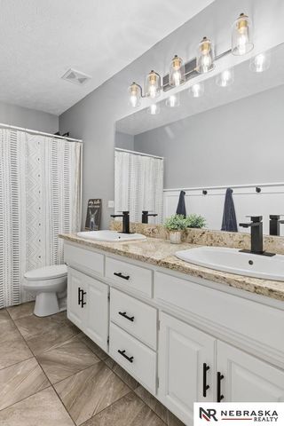2107 Liberty Lane, Papillion, NE 68133