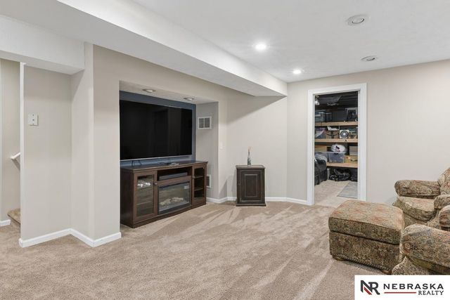 2107 Liberty Lane, Papillion, NE 68133