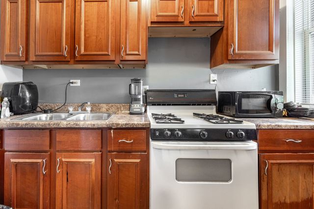 953 E 61st Street 1E, Chicago, IL 60637