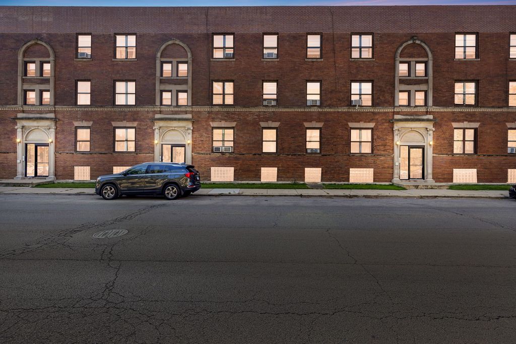 953 E 61st Street 1E, Chicago, IL 60637