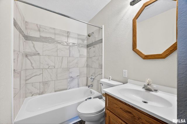 300 N STANLEY Drive, Chillicothe, IL 61523