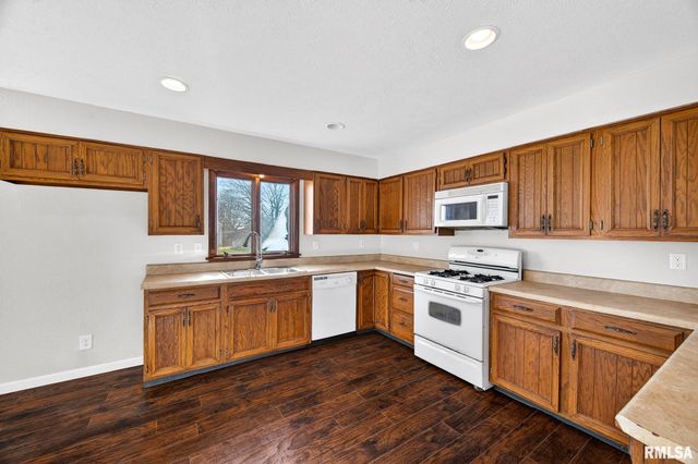 300 N STANLEY Drive, Chillicothe, IL 61523