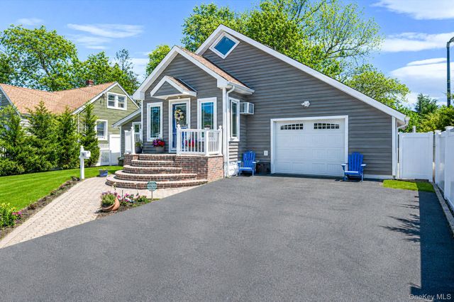 590 S 7th Street, Lindenhurst, NY 11757
