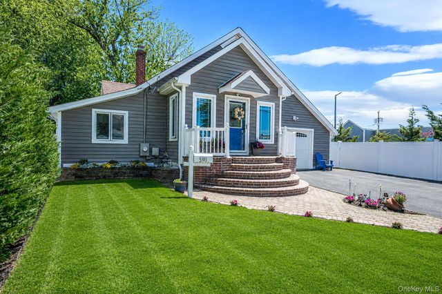 590 S 7th Street, Lindenhurst, NY 11757