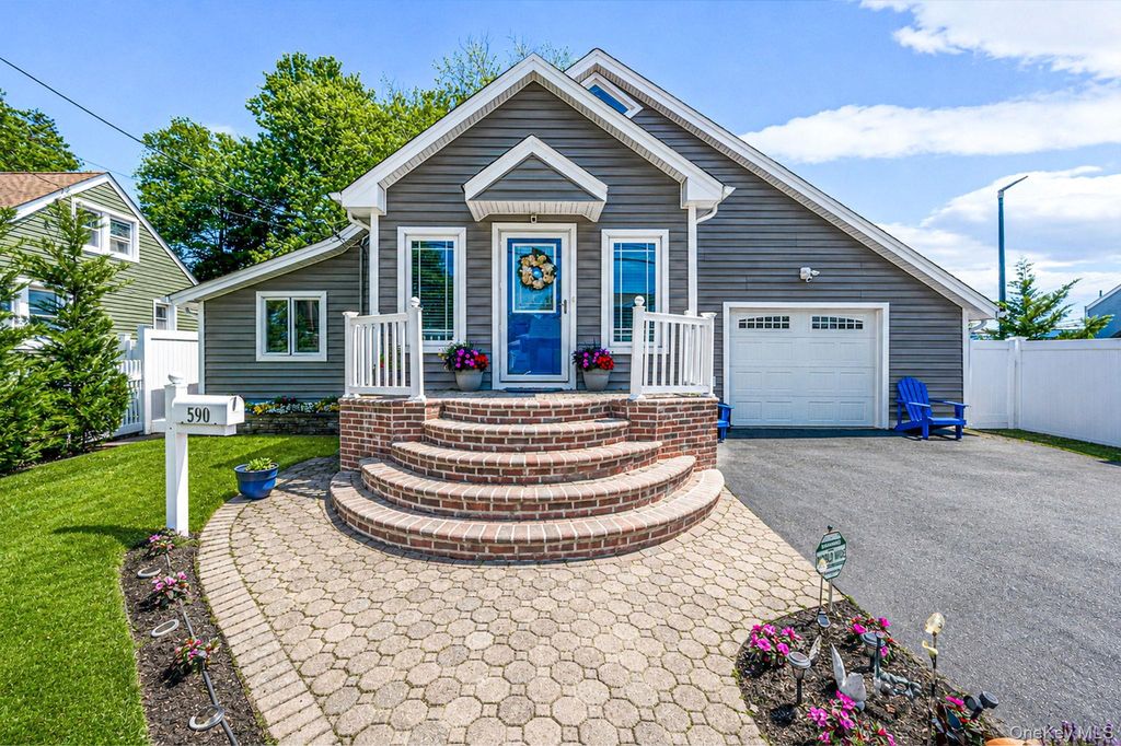 590 S 7th Street, Lindenhurst, NY 11757