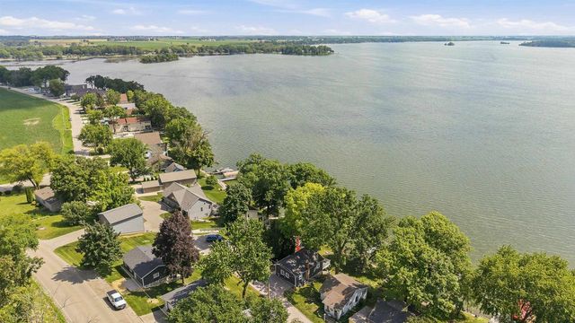 N10524 Howard Avenue, Fox Lake, WI 53933