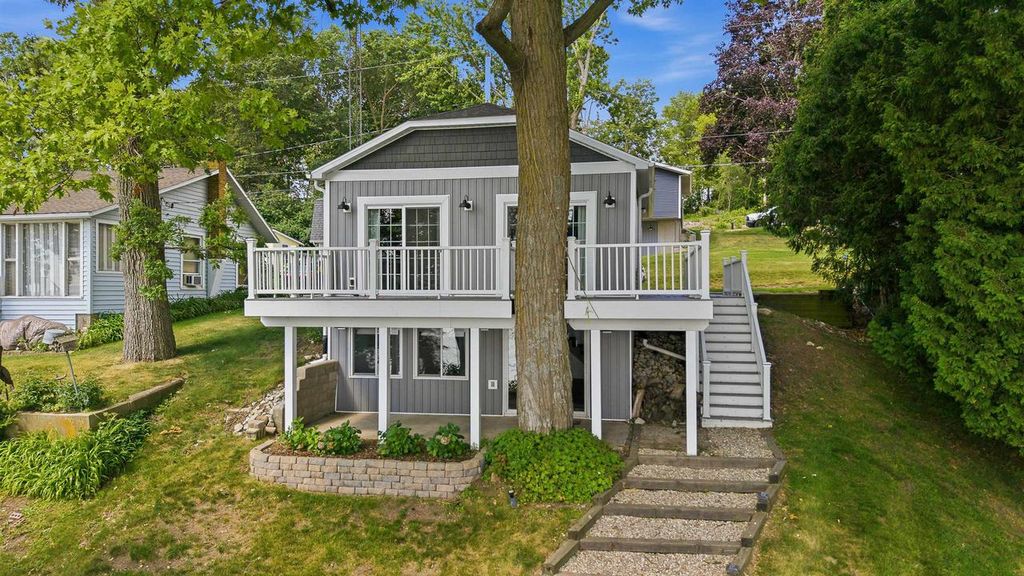 N10524 Howard Avenue, Fox Lake, WI 53933