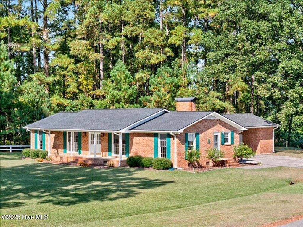 293 White Pine Road, Lake Waccamaw, NC 28450