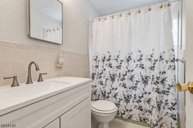 33 Brooksyde Ave, Ringwood Boro, NJ 07456