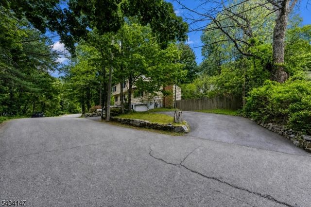 33 Brooksyde Ave, Ringwood Boro, NJ 07456