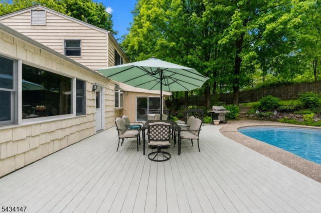 33 Brooksyde Ave, Ringwood Boro, NJ 07456
