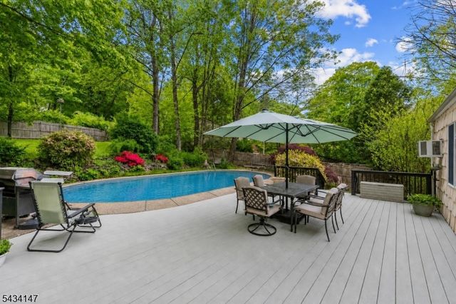 33 Brooksyde Ave, Ringwood Boro, NJ 07456