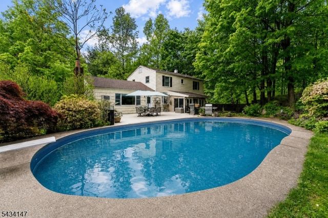 33 Brooksyde Ave, Ringwood Boro, NJ 07456