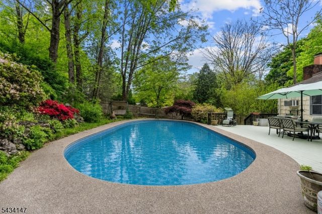 33 Brooksyde Ave, Ringwood Boro, NJ 07456