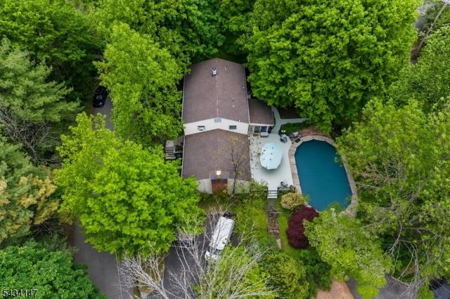 33 Brooksyde Ave, Ringwood Boro, NJ 07456