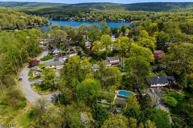33 Brooksyde Ave, Ringwood Boro, NJ 07456