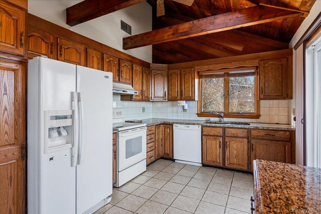 18 N Walk, Jamesport, NY 11947