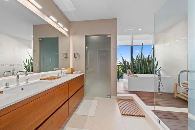 3581 E Glencoe Street 403, Miami, FL 33133