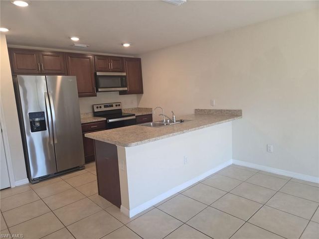 3515 NE 12th PL, Cape Coral, FL 33909