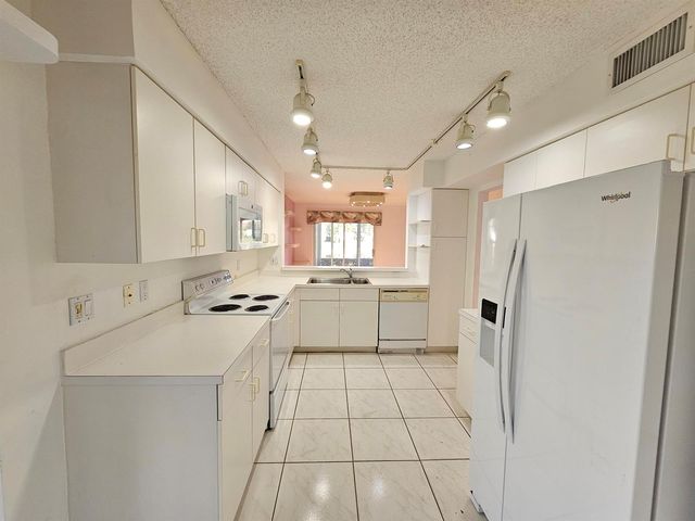 9963 Seacrest Circle 101, Boynton Beach, FL 33437