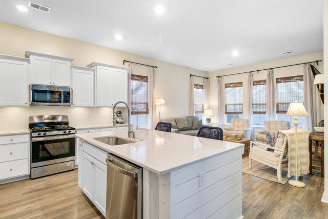 505 N Commodore Way, Summerville, SC 29483