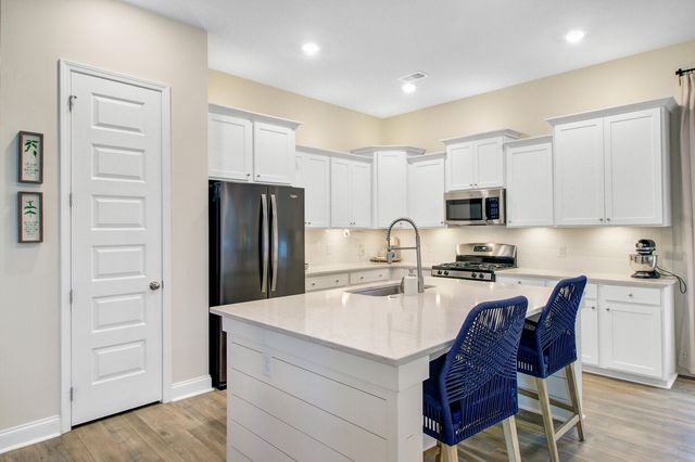 505 N Commodore Way, Summerville, SC 29483