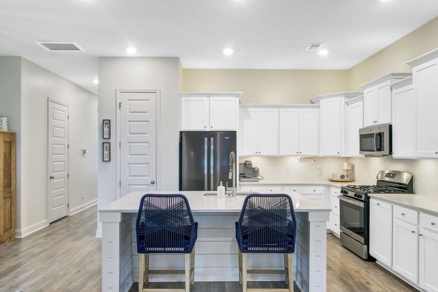 505 N Commodore Way, Summerville, SC 29483