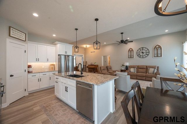 1600 W Avalanche Road, Lincoln, NE 68521