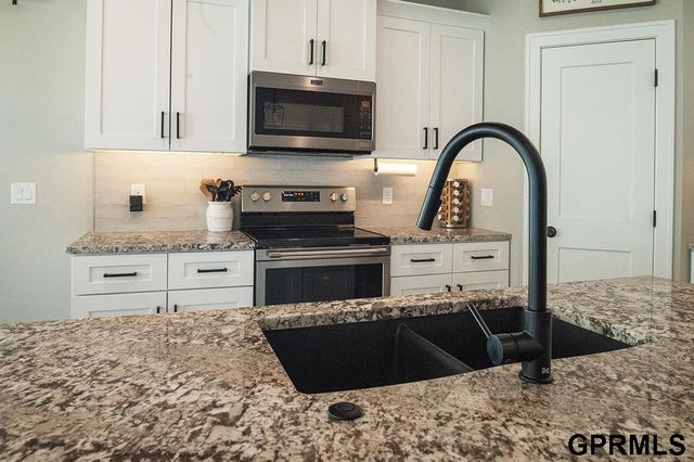 1600 W Avalanche Road, Lincoln, NE 68521