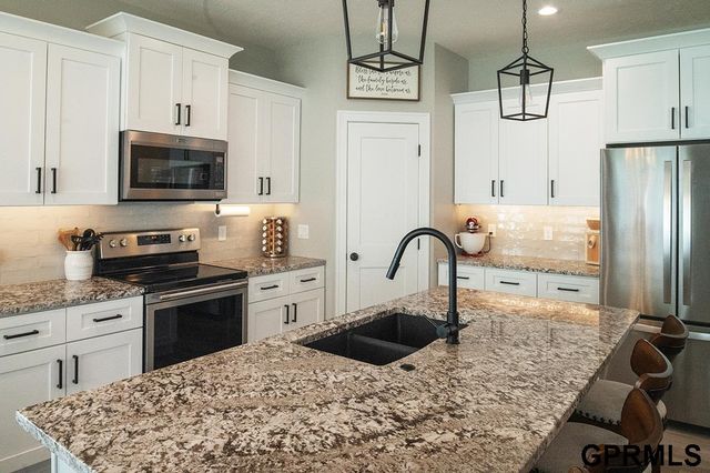 1600 W Avalanche Road, Lincoln, NE 68521